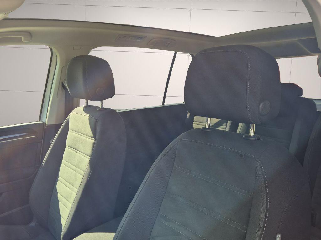 Volkswagen Touran 2023 г. Белый, пробег 35457 км