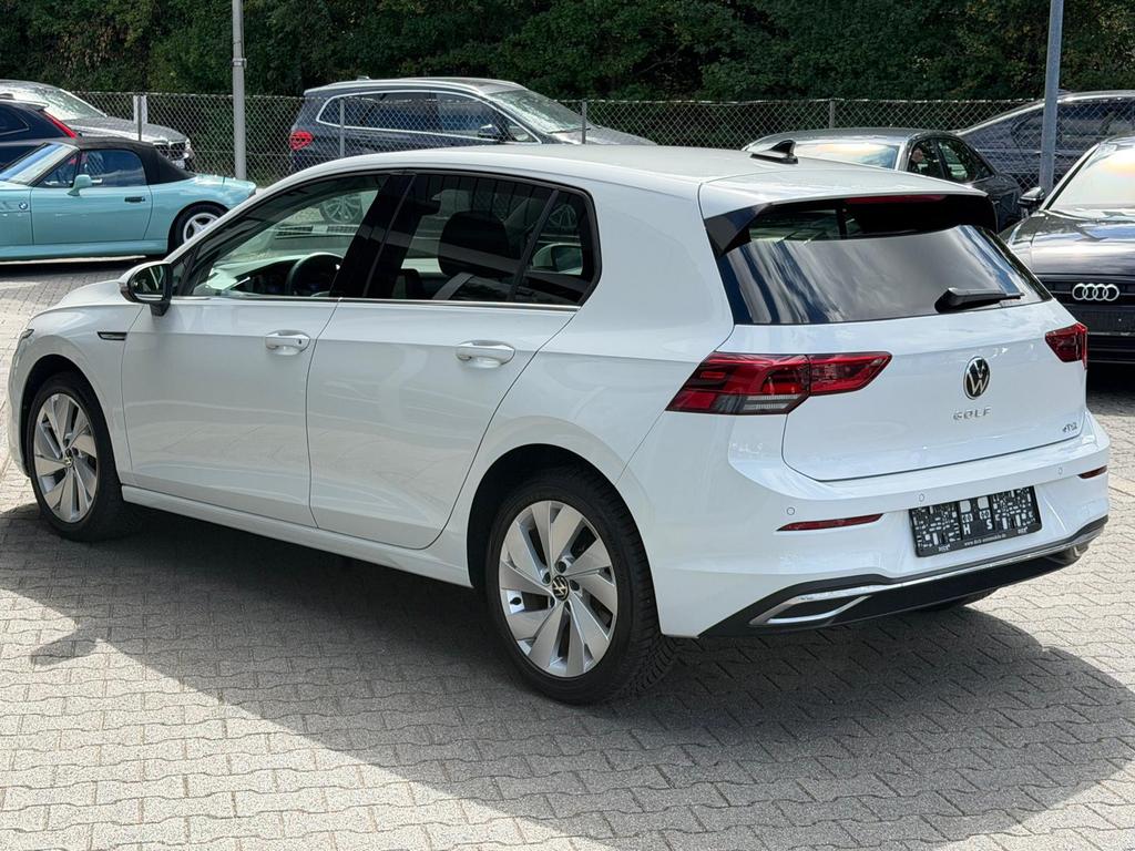 Volkswagen Golf 2024 г. Белый, пробег 30000 км