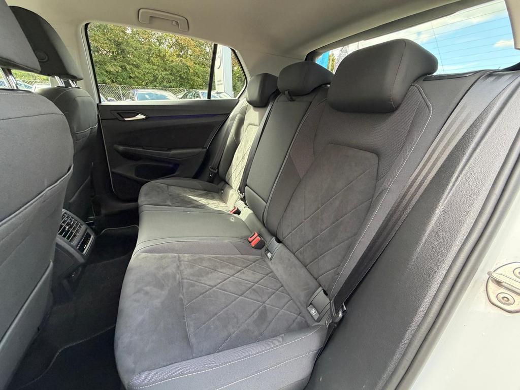 Volkswagen Golf 2024 г. Белый, пробег 30000 км