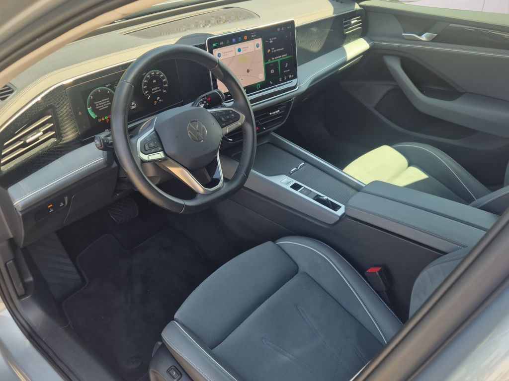 Volkswagen PASSAT VARIANT 2024 г. Серебристый, пробег 53436 км