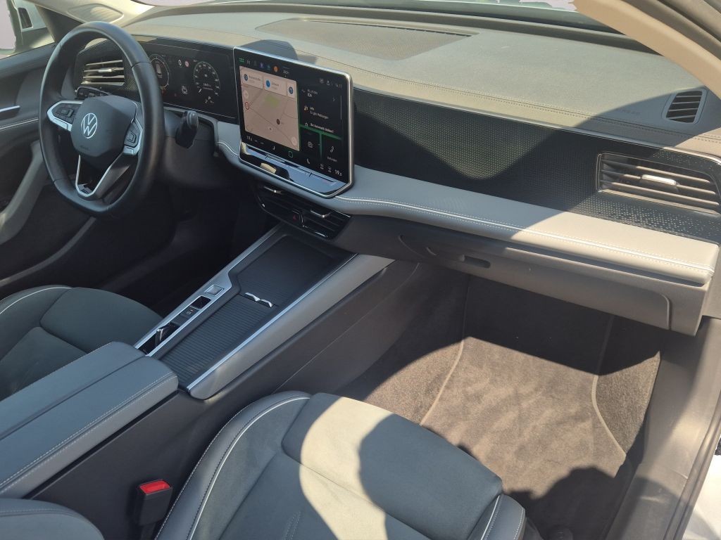 Volkswagen PASSAT VARIANT 2024 г. Серебристый, пробег 53436 км