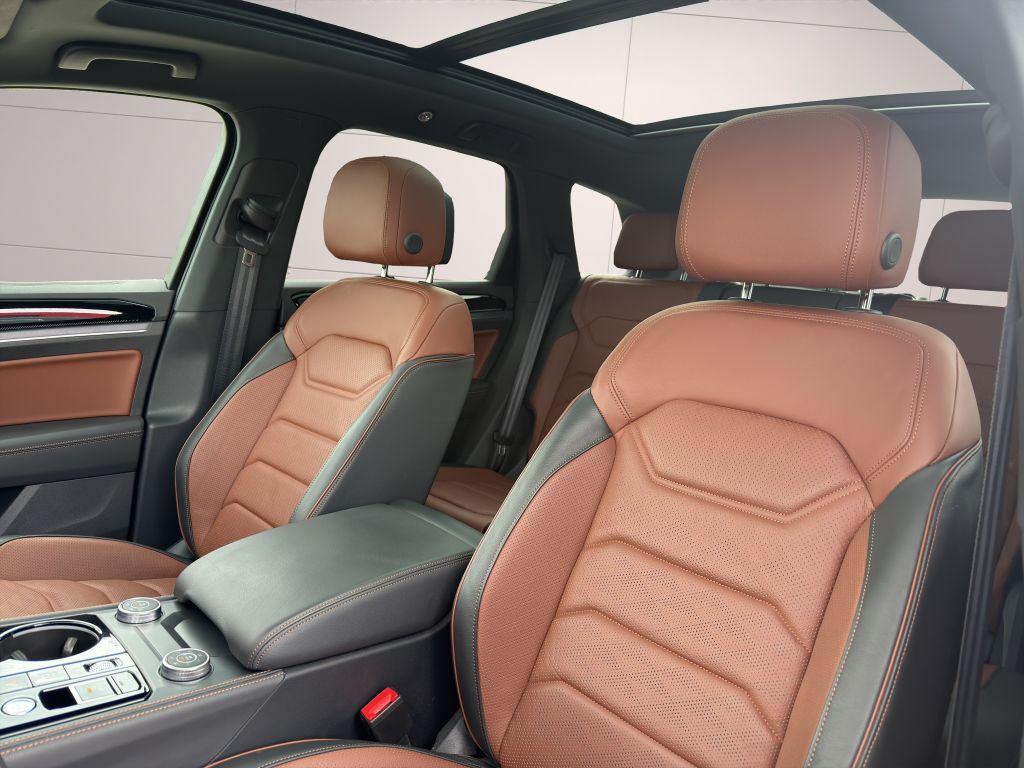 Volkswagen Touareg 2025 г. Белый, пробег 15457 км