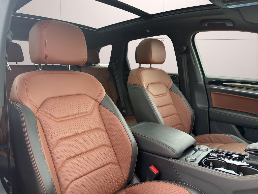 Volkswagen Touareg 2025 г. Белый, пробег 15457 км