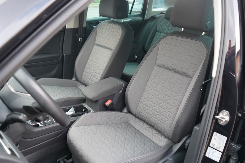 Volkswagen Tiguan 2023 г. Чёрный, пробег 28670 км