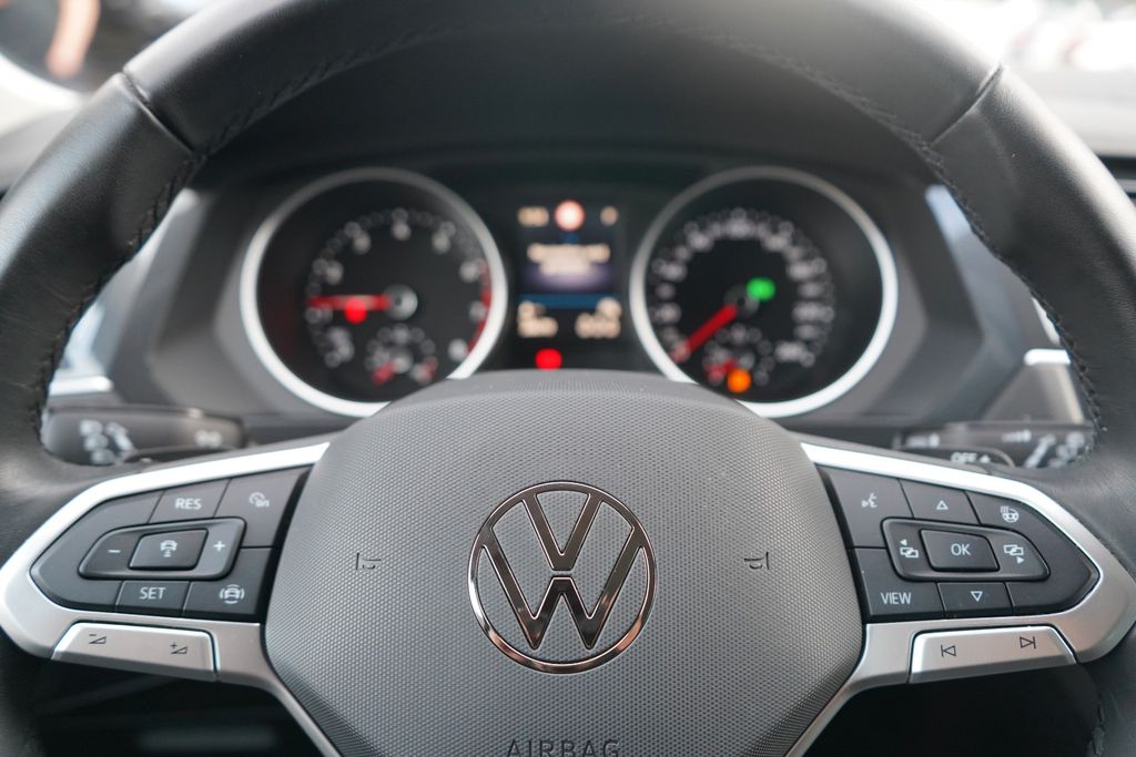 Volkswagen Tiguan 2023 г. Чёрный, пробег 28670 км