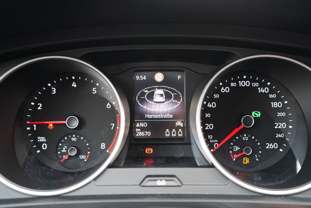 Volkswagen Tiguan 2023 г. Чёрный, пробег 28670 км
