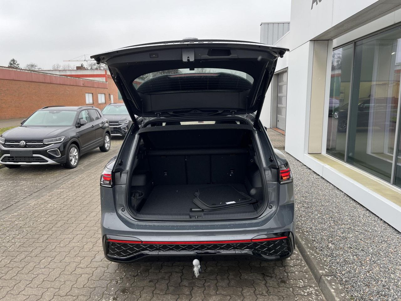 Volkswagen Tiguan 2025 г. Серый, пробег 100 км