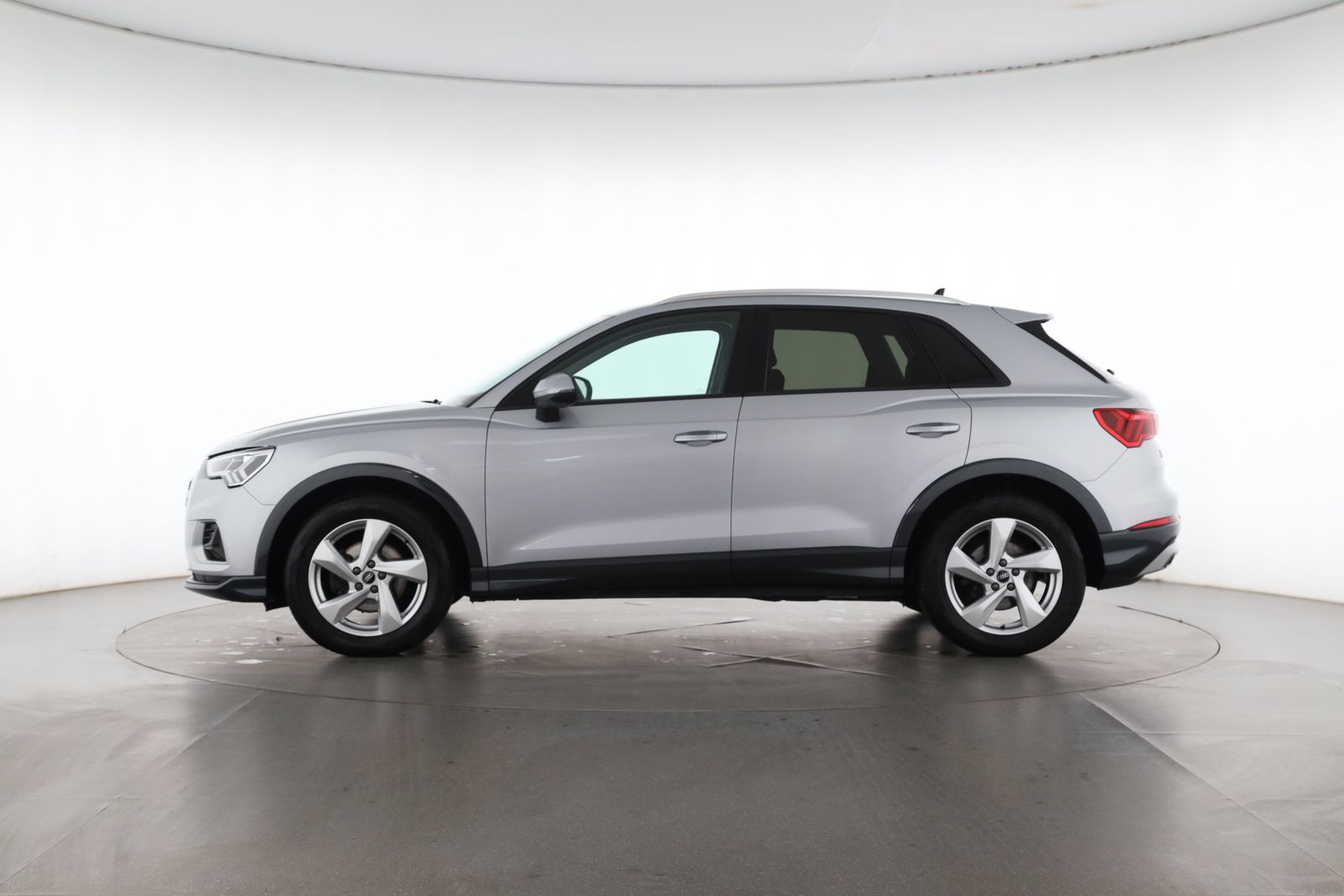 Audi Q3 2022 г. Серебристый, пробег 59498 км
