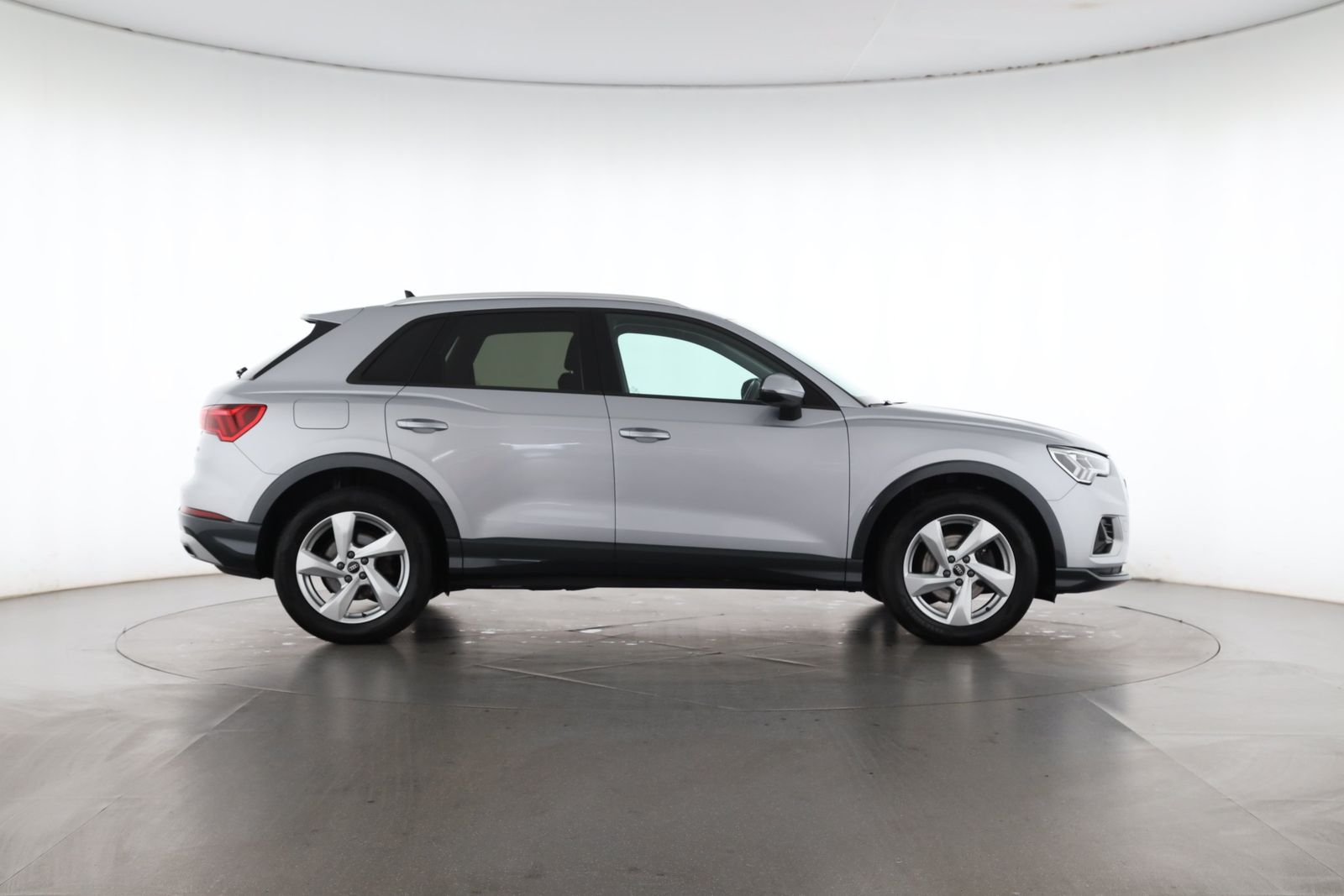 Audi Q3 2022 г. Серебристый, пробег 59498 км