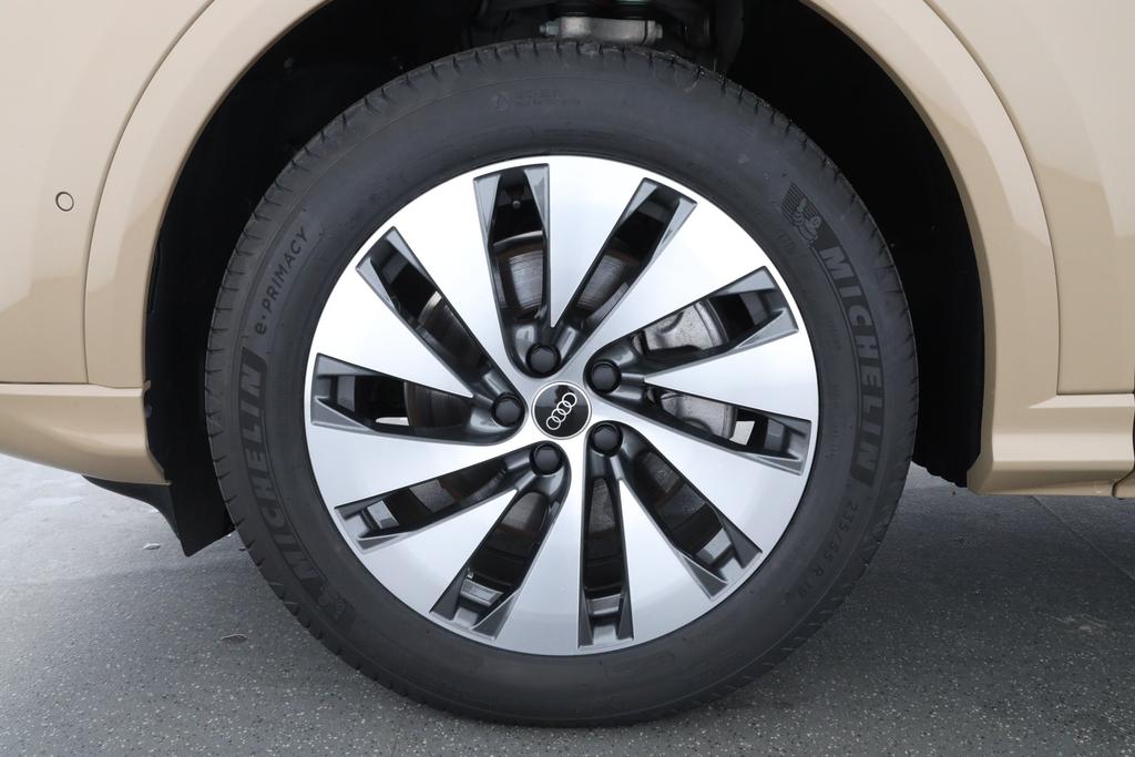 Audi Q5 2025 г. Жёлтый, пробег 5937 км
