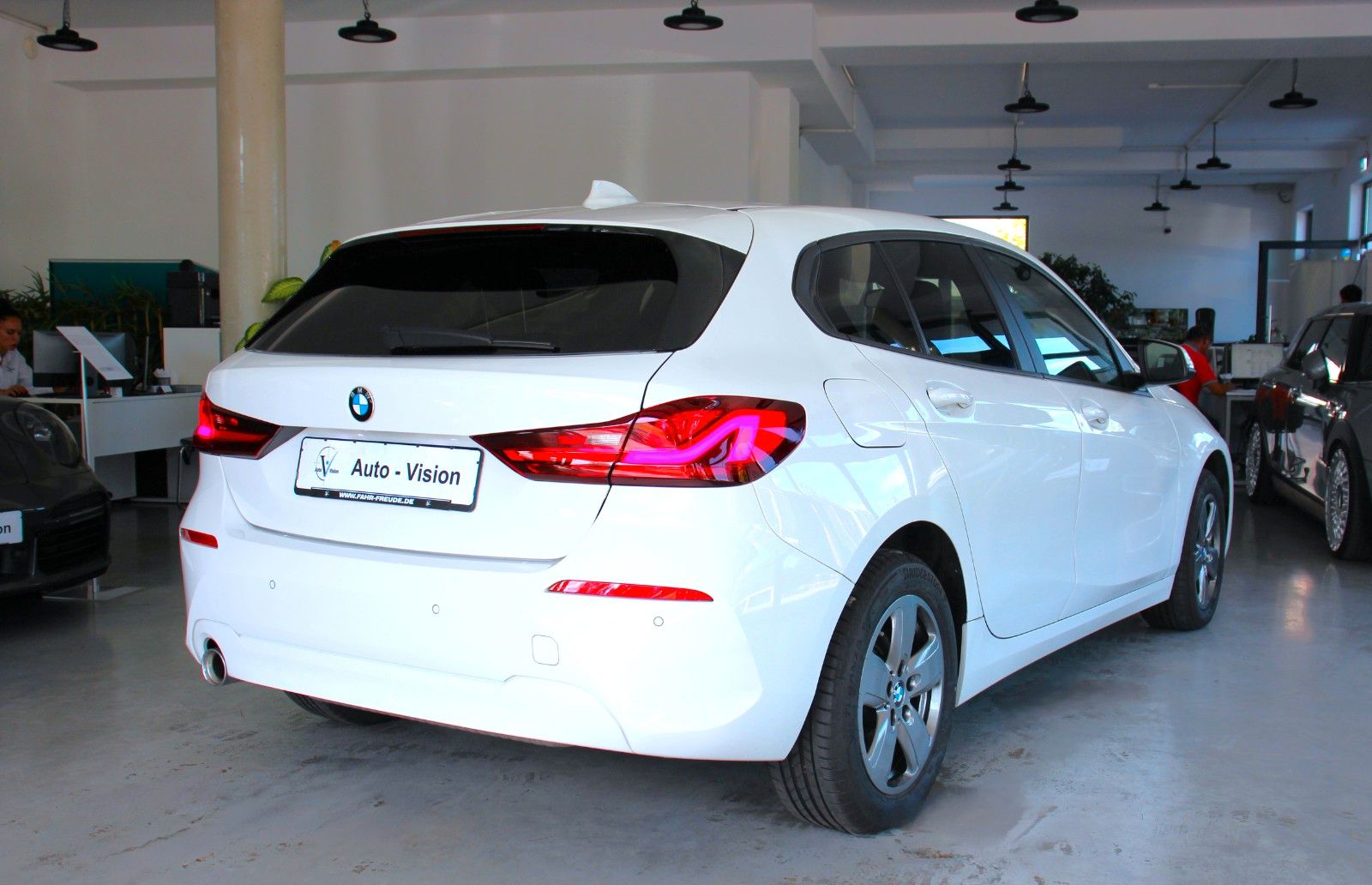 BMW 118 2023 г. Белый, пробег 23081 км