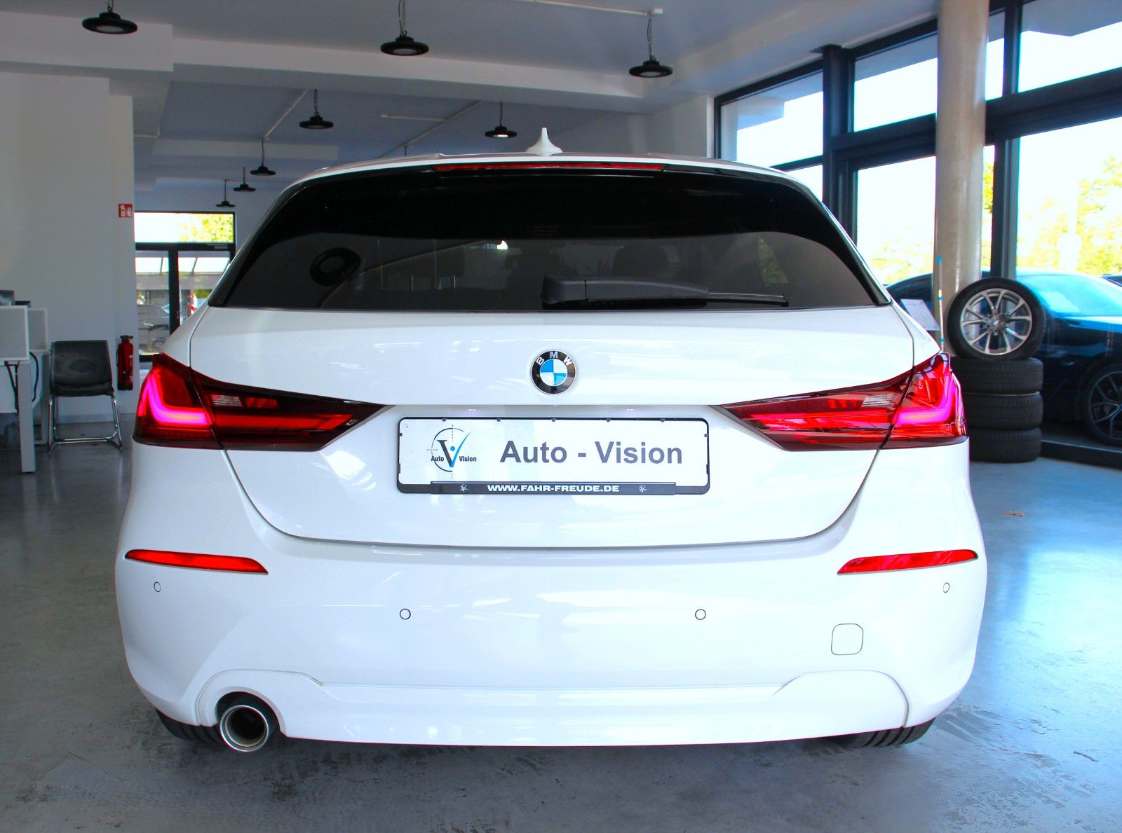 BMW 118 2023 г. Белый, пробег 23081 км