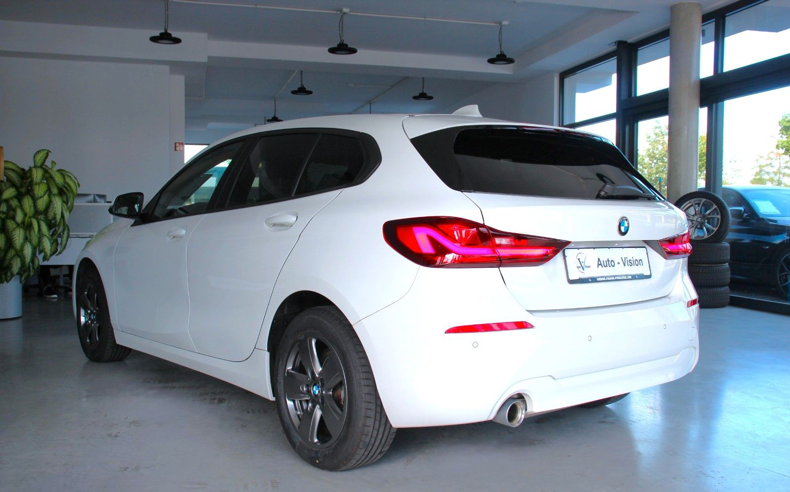 BMW 118 2023 г. Белый, пробег 23081 км