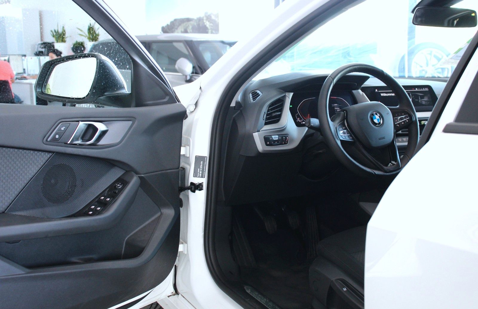 BMW 118 2023 г. Белый, пробег 23081 км