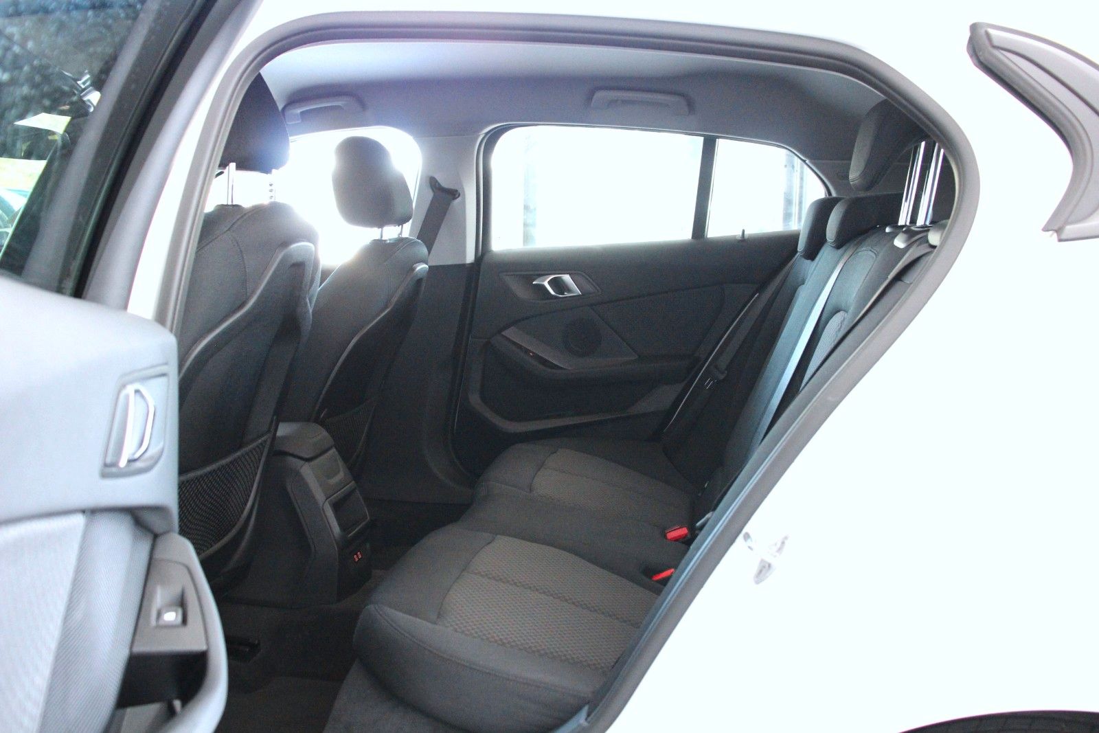 BMW 118 2023 г. Белый, пробег 23081 км