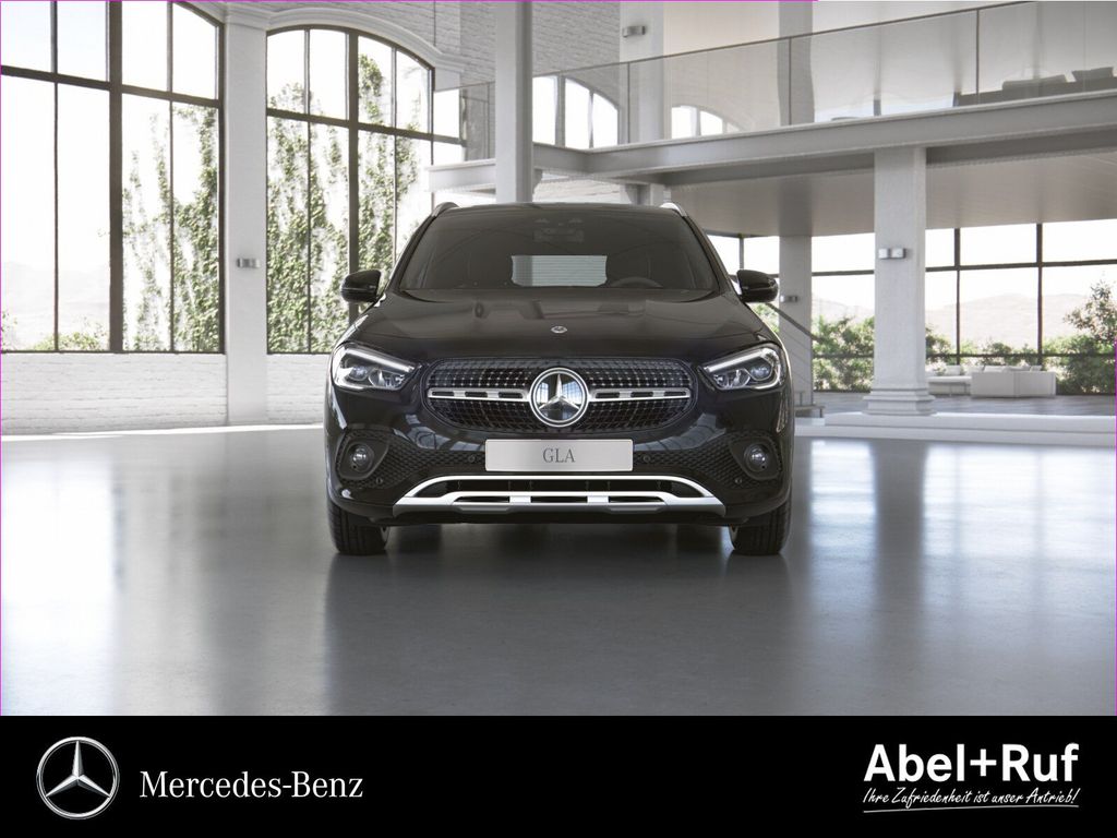Mercedes-Benz GLA 200 2023 г. Чёрный, пробег 46602 км