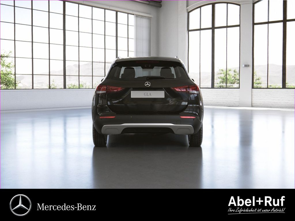 Mercedes-Benz GLA 200 2023 г. Чёрный, пробег 46602 км