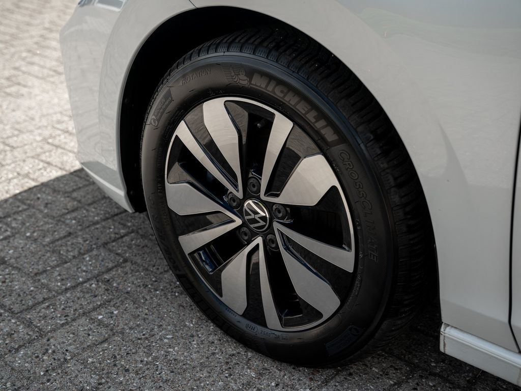 Volkswagen Golf 2025 г. Белый, пробег 23850 км
