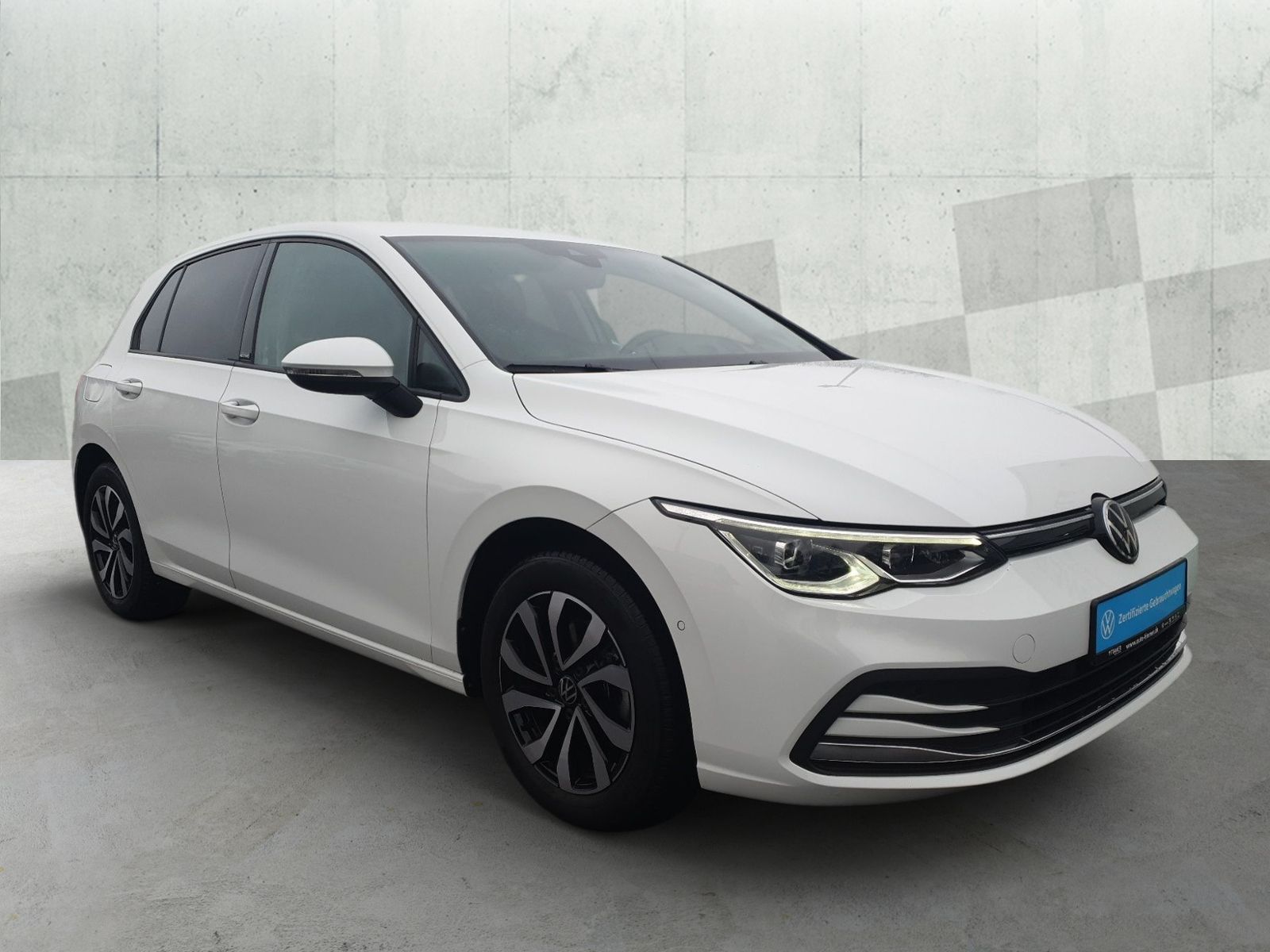 Volkswagen Golf 2023 г. Белый, пробег 51220 км