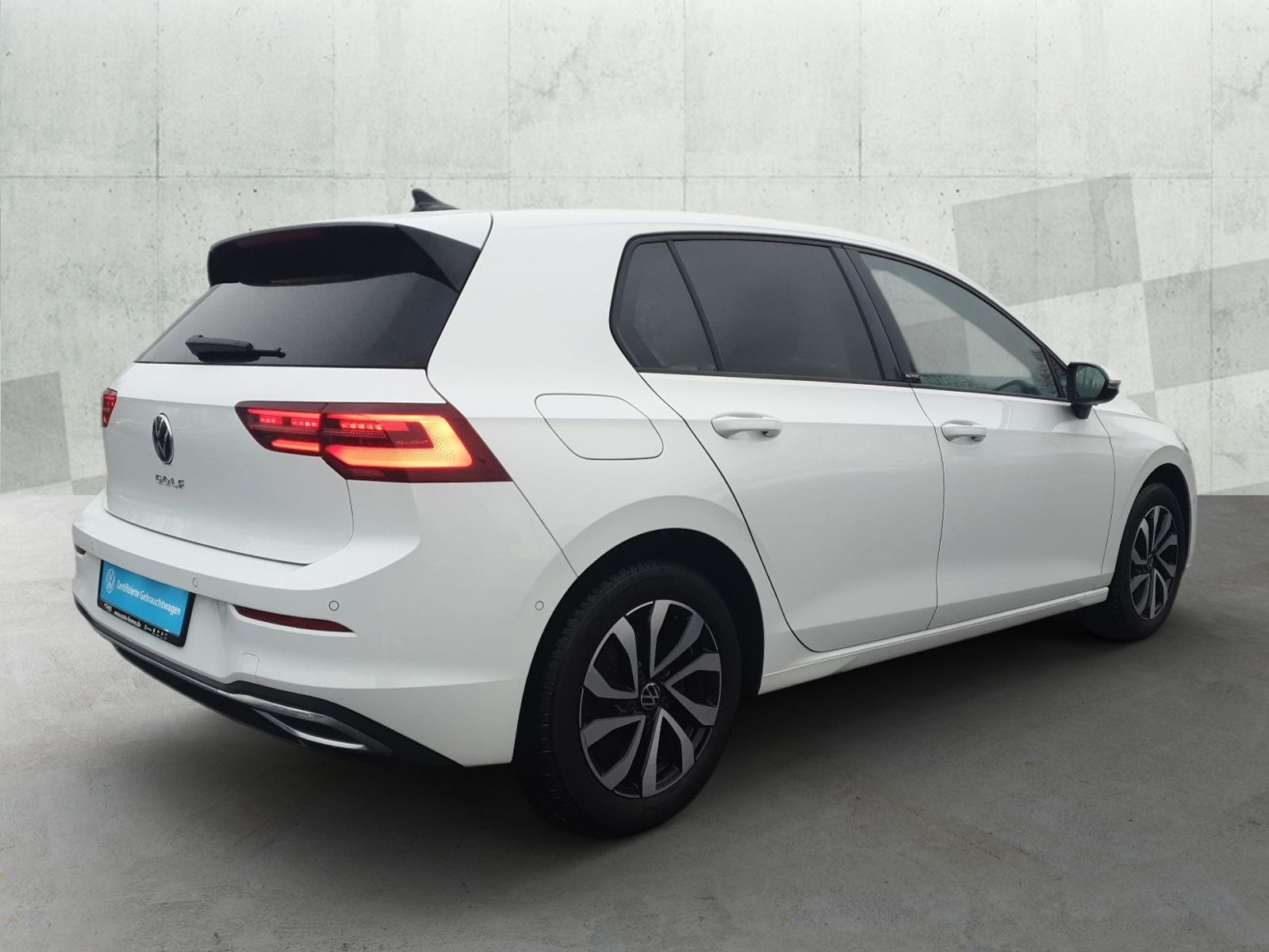 Volkswagen Golf 2023 г. Белый, пробег 51220 км
