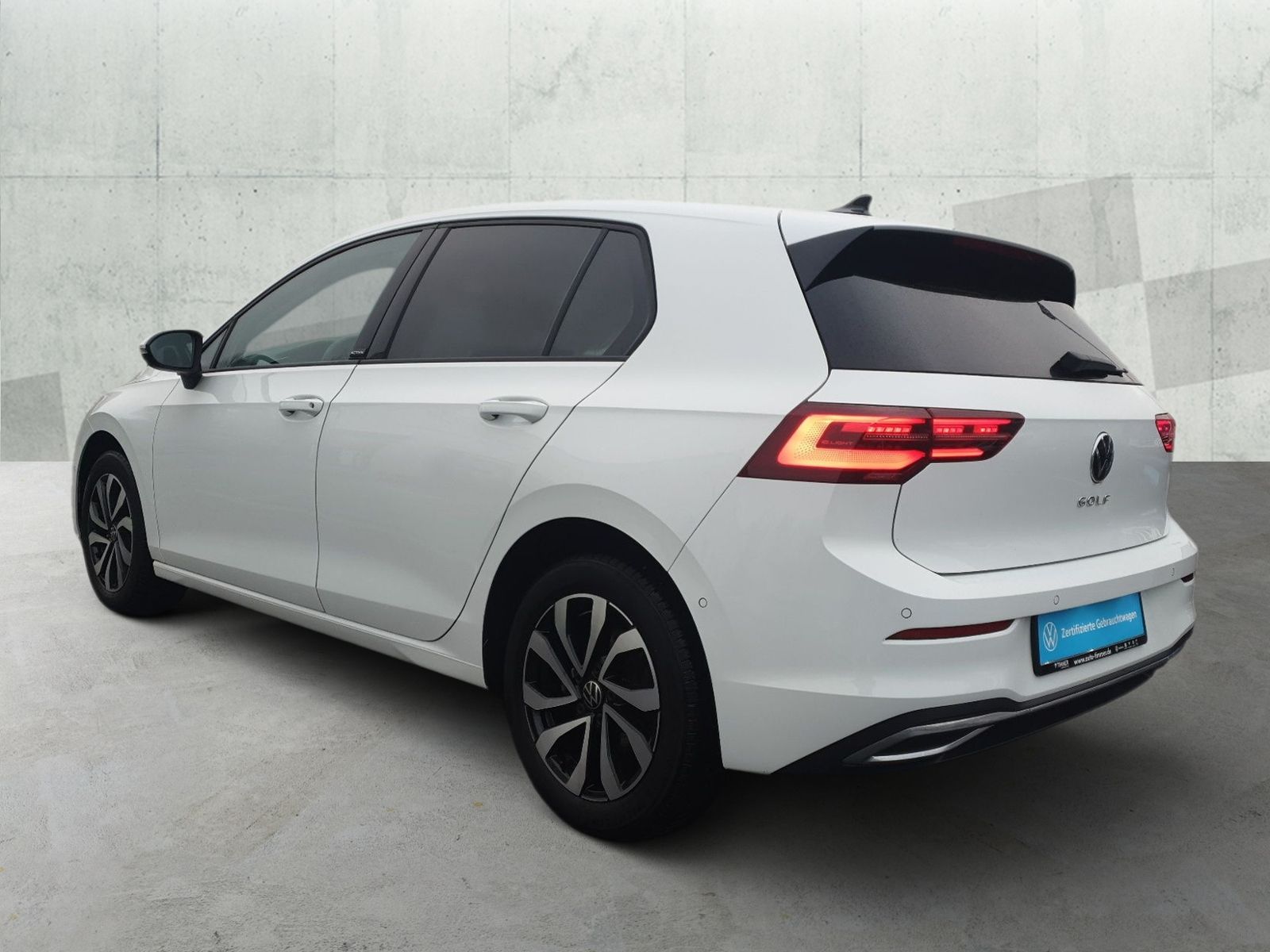 Volkswagen Golf 2023 г. Белый, пробег 51220 км
