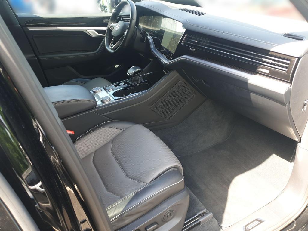 Volkswagen Touareg 2023 г. Чёрный, пробег 52348 км