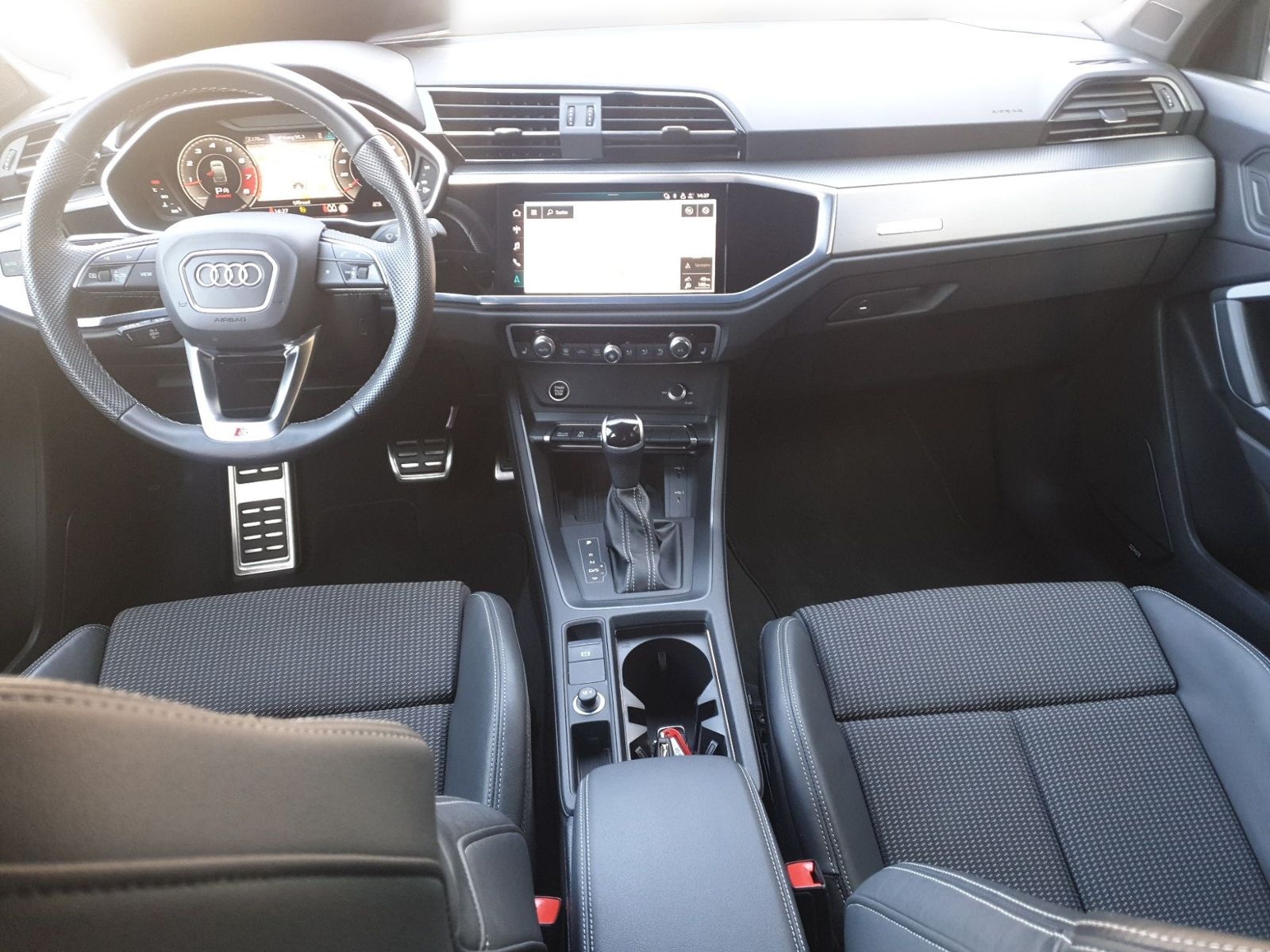 Audi Q3 2023 г. Синий, пробег 54069 км