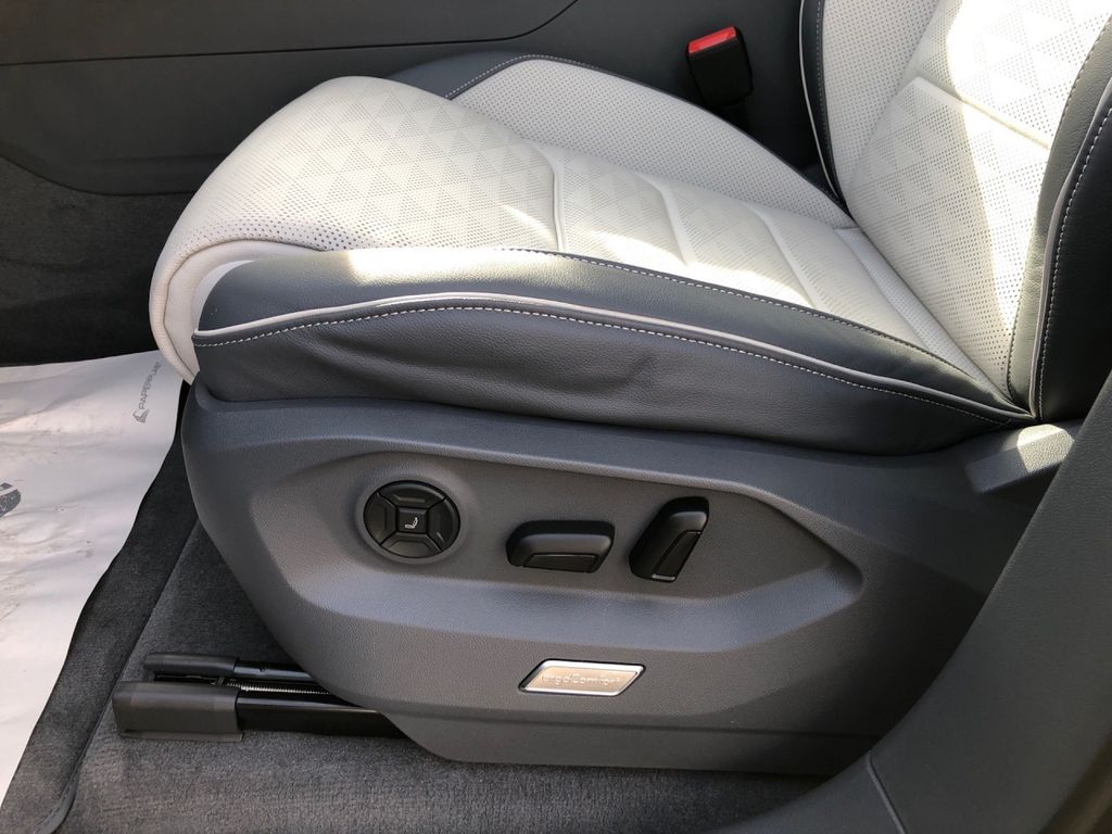 Volkswagen Touareg 2023 г. Чёрный, пробег 19800 км