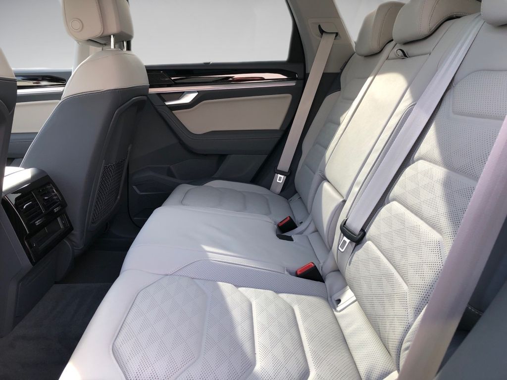 Volkswagen Touareg 2023 г. Чёрный, пробег 19800 км