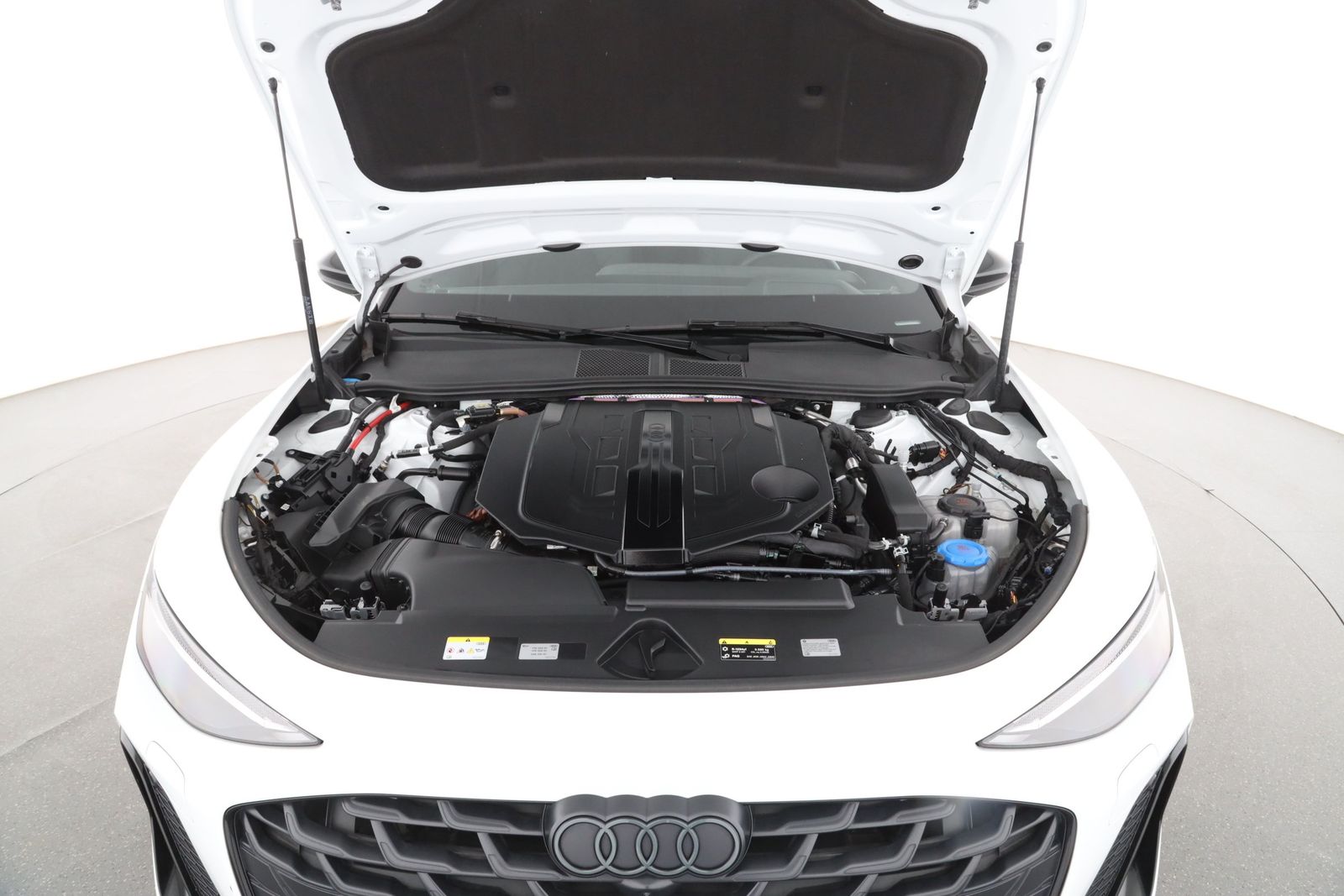 Audi A6 2025 г. Белый, пробег 24989 км