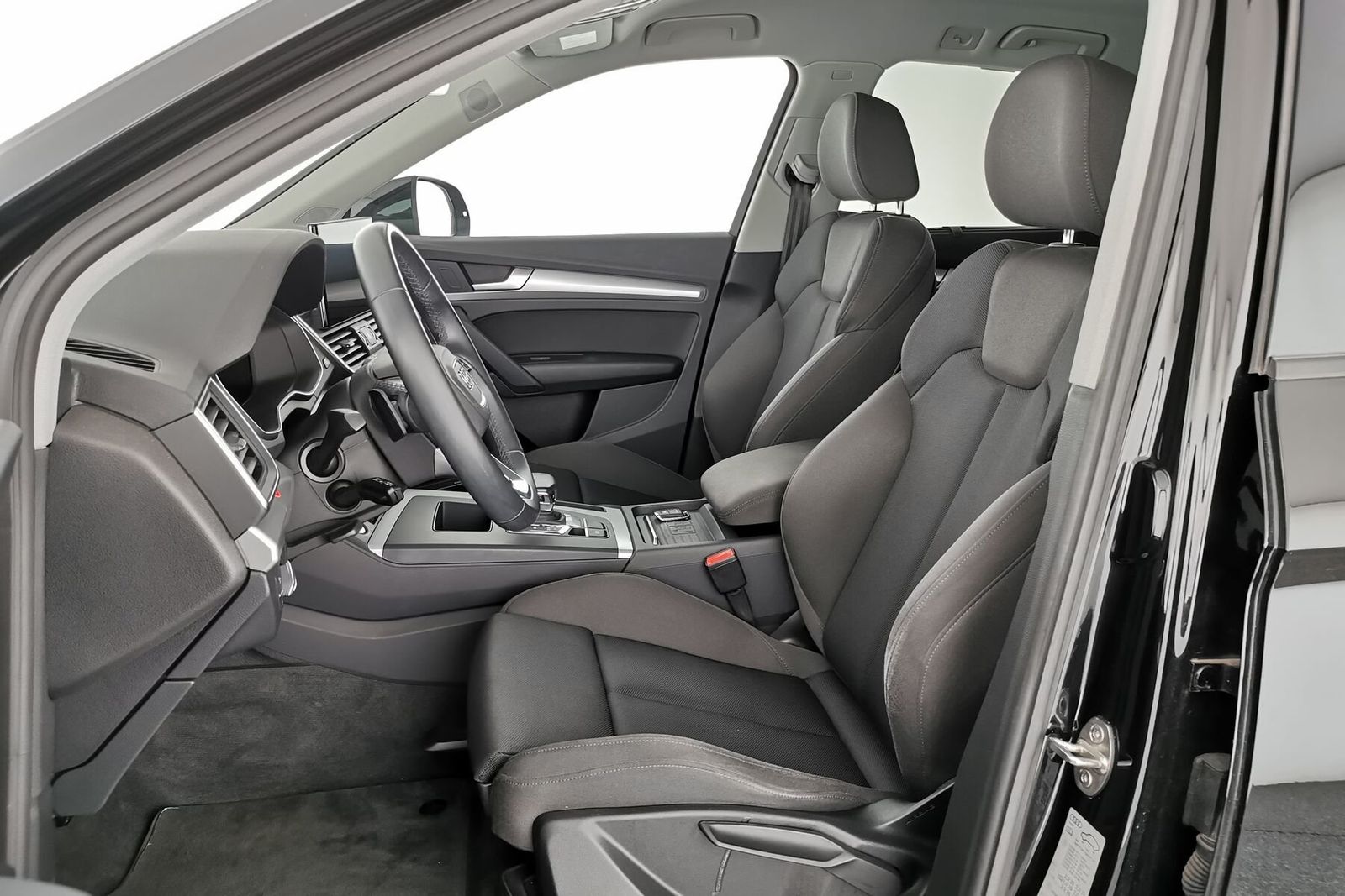 Audi Q5 2023 г. Чёрный, пробег 49290 км