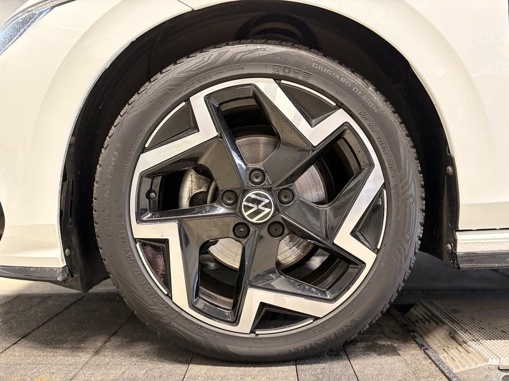 Volkswagen Golf 2025 г. Белый, пробег 28998 км