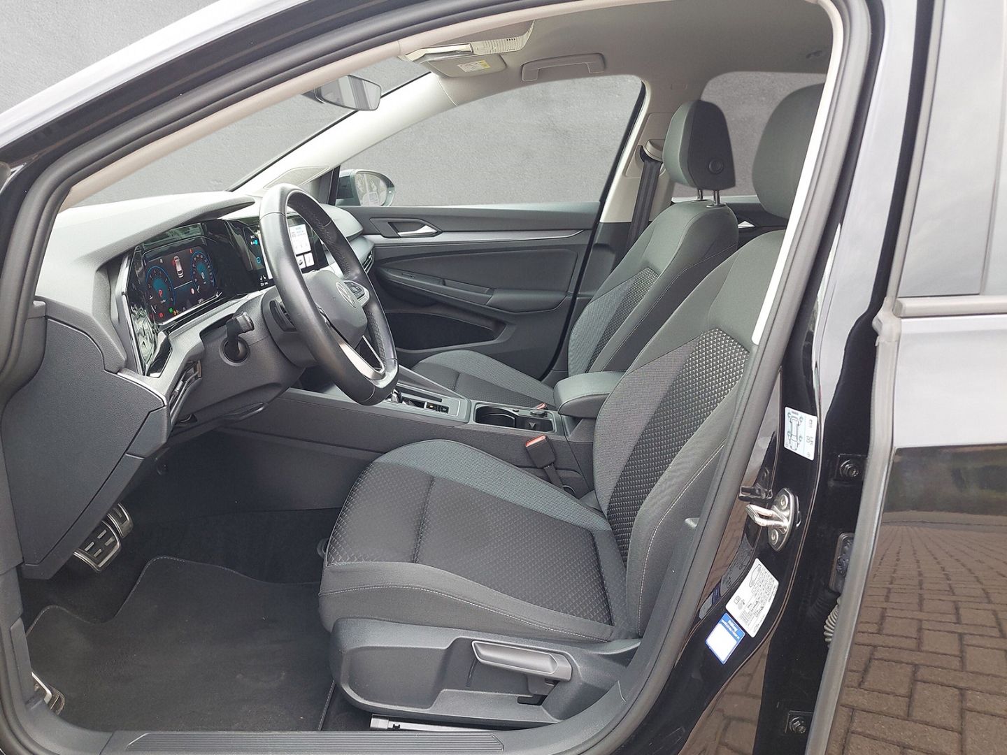 Volkswagen Golf 2023 г. Чёрный, пробег 32870 км