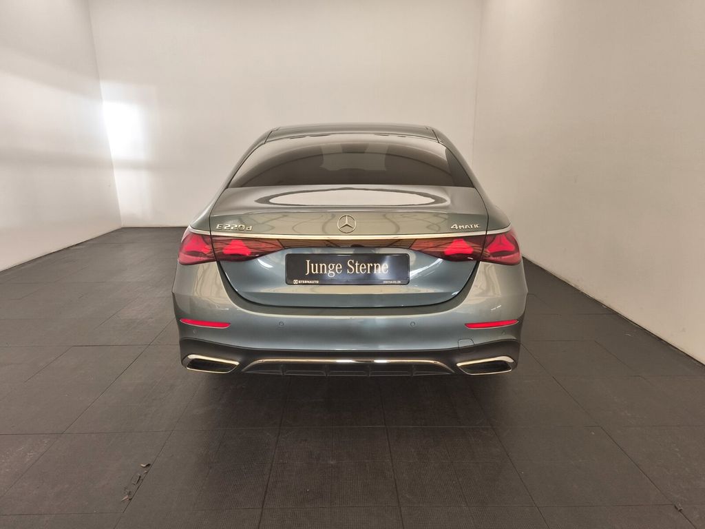 Mercedes-Benz E 220 2023 г. Серебристый, пробег 16200 км