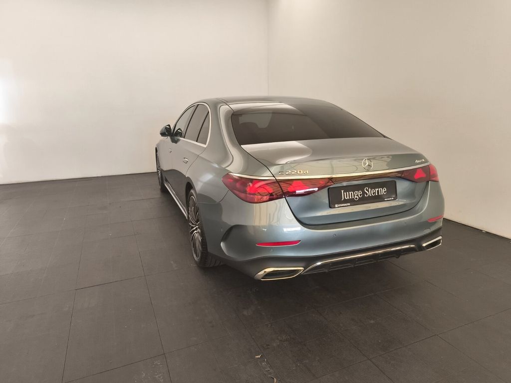Mercedes-Benz E 220 2023 г. Серебристый, пробег 16200 км