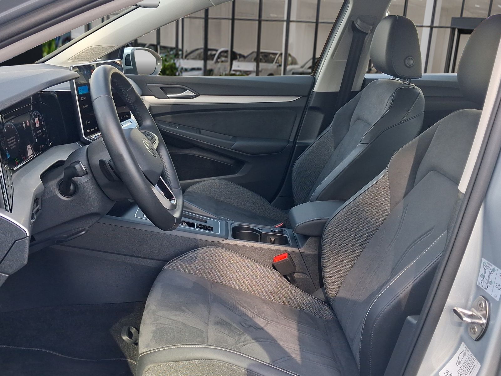 Volkswagen Golf 2026 г. Красный, пробег 13841 км