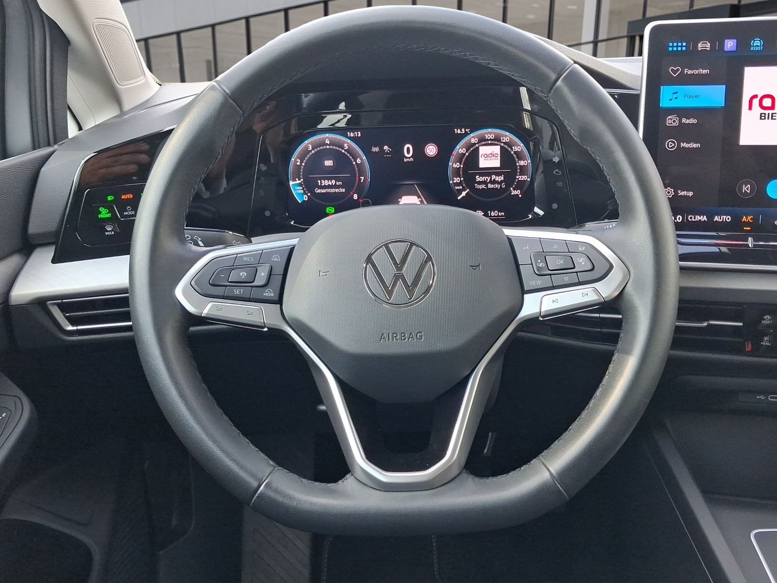 Volkswagen Golf 2026 г. Красный, пробег 13841 км