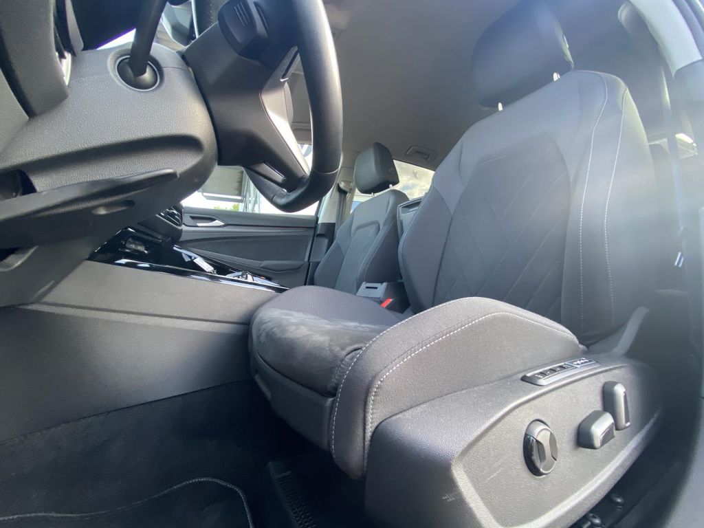 Volkswagen Golf 2023 г. Серый, пробег 38749 км