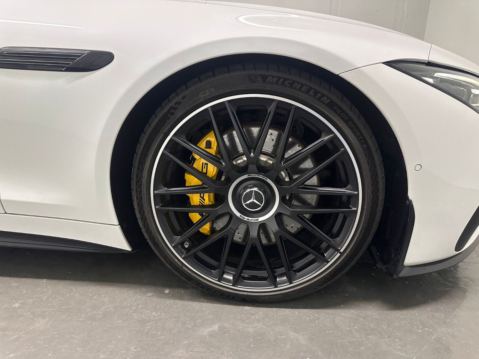 Mercedes-Benz SL 63 AMG 2022 г. Белый, пробег 27900 км