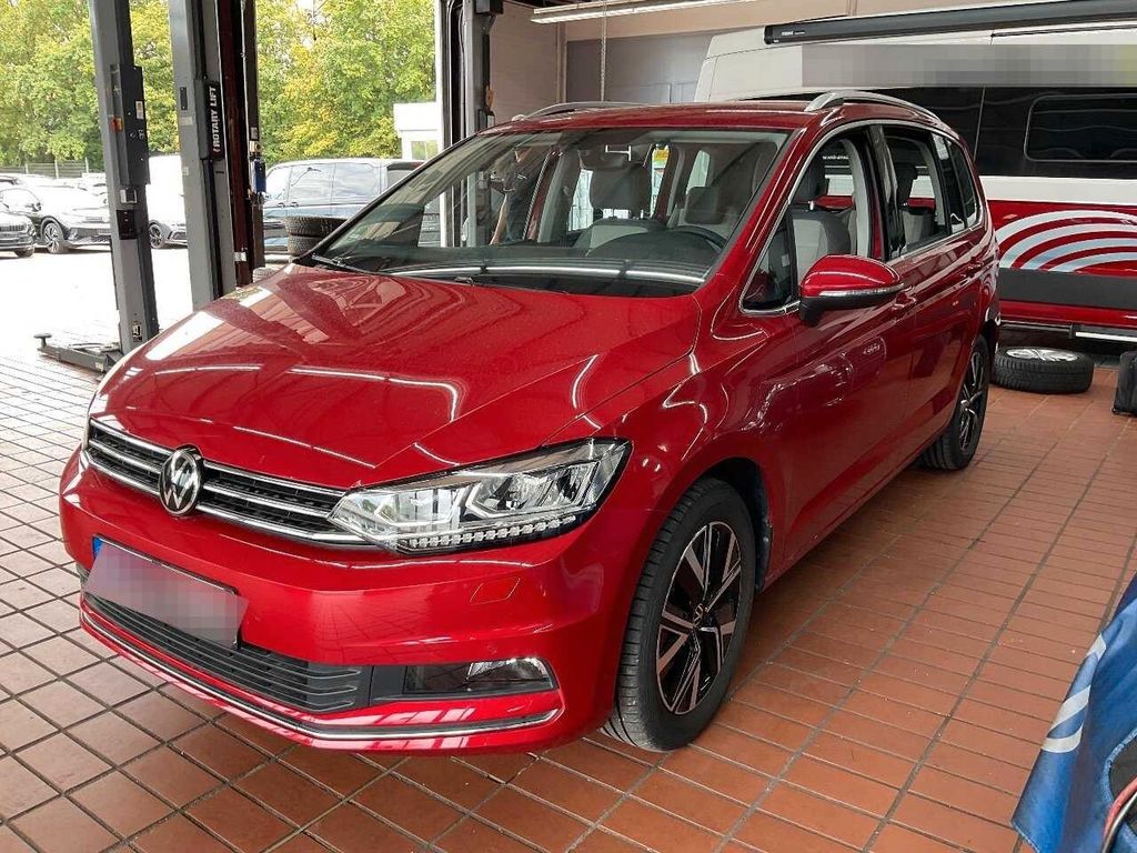 Volkswagen Touran 2022 г. Красный, пробег 28551 км