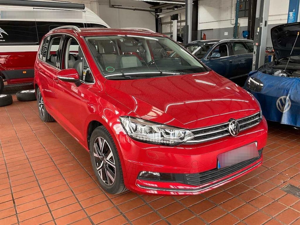 Volkswagen Touran 2022 г. Красный, пробег 28551 км