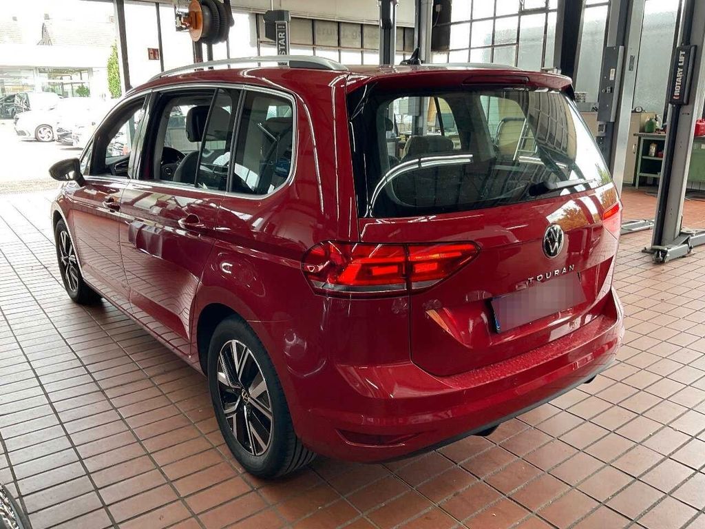 Volkswagen Touran 2022 г. Красный, пробег 28551 км