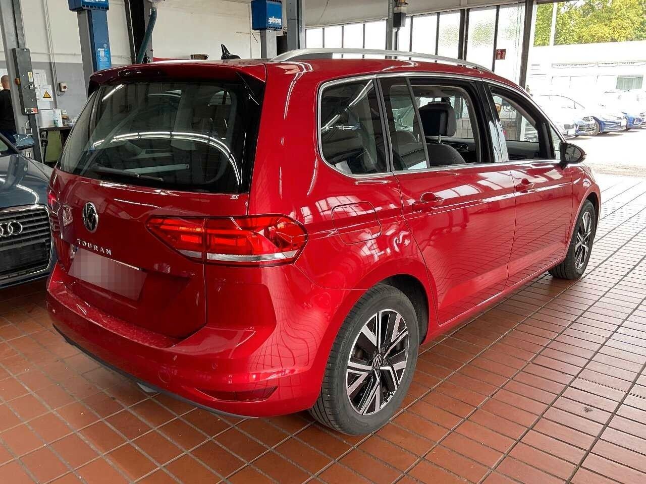 Volkswagen Touran 2022 г. Красный, пробег 28551 км