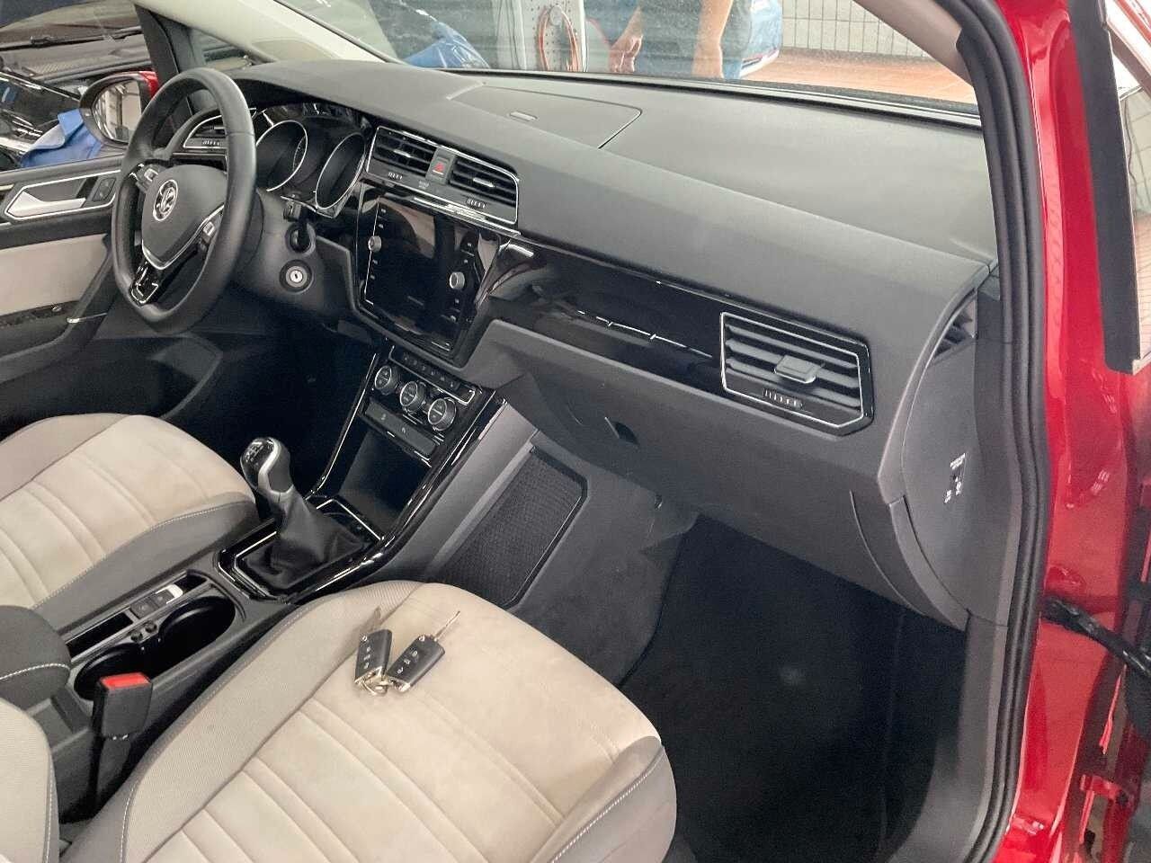Volkswagen Touran 2022 г. Красный, пробег 28551 км