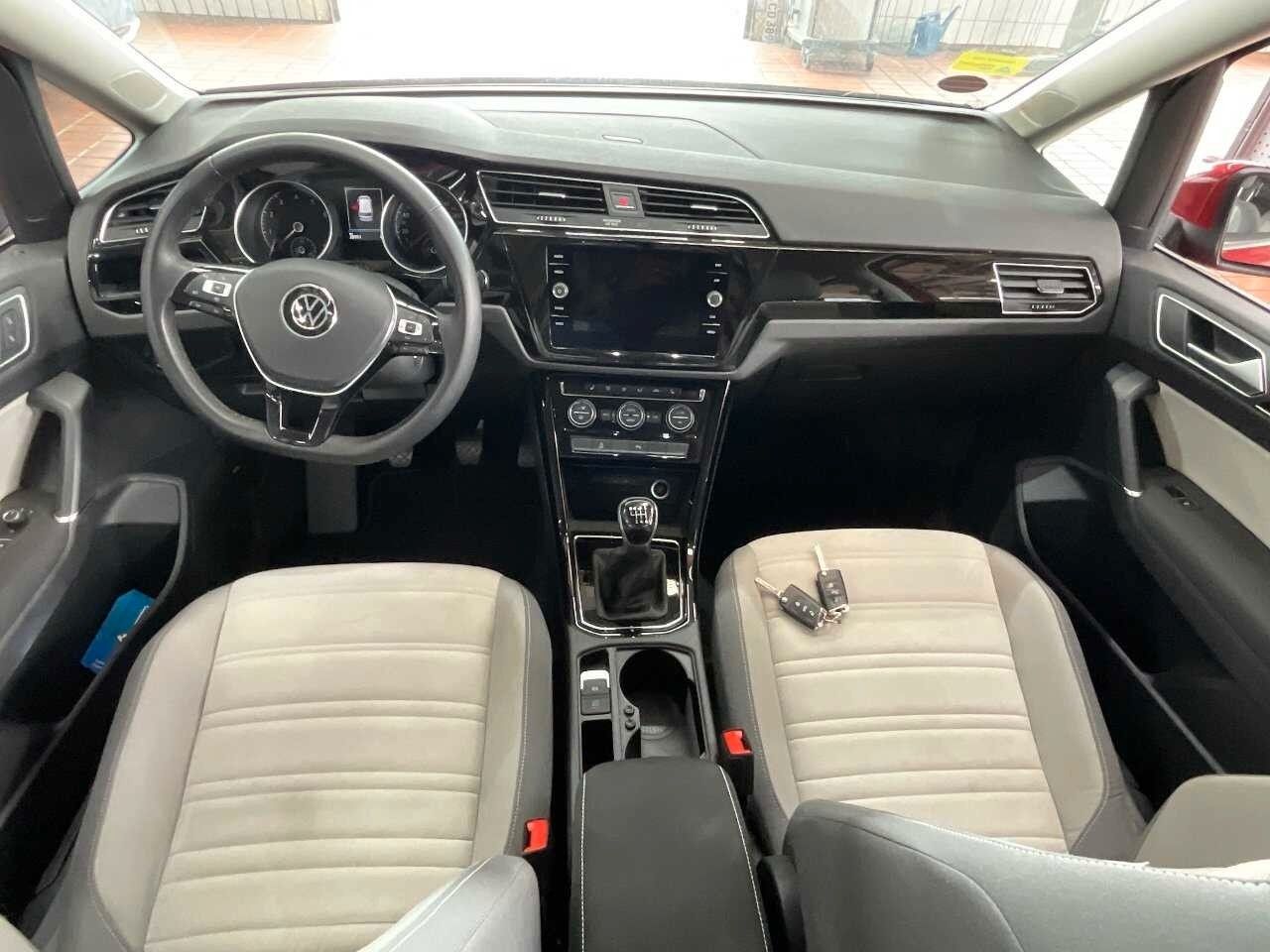 Volkswagen Touran 2022 г. Красный, пробег 28551 км