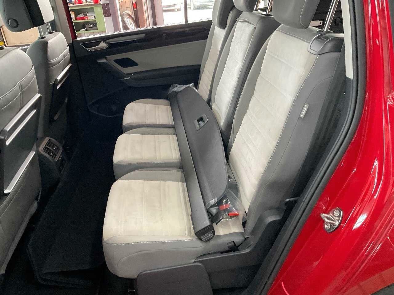 Volkswagen Touran 2022 г. Красный, пробег 28551 км
