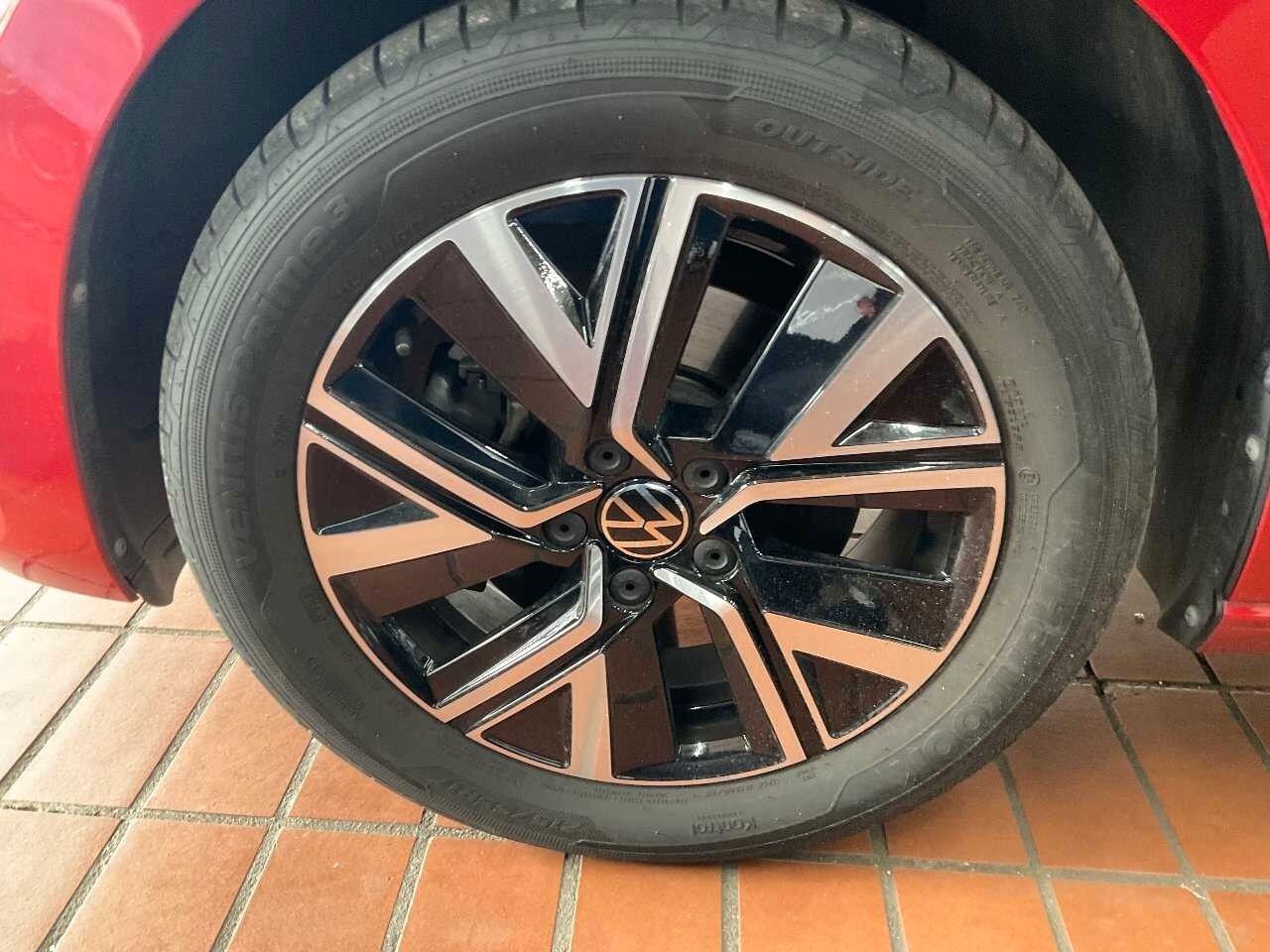 Volkswagen Touran 2022 г. Красный, пробег 28551 км