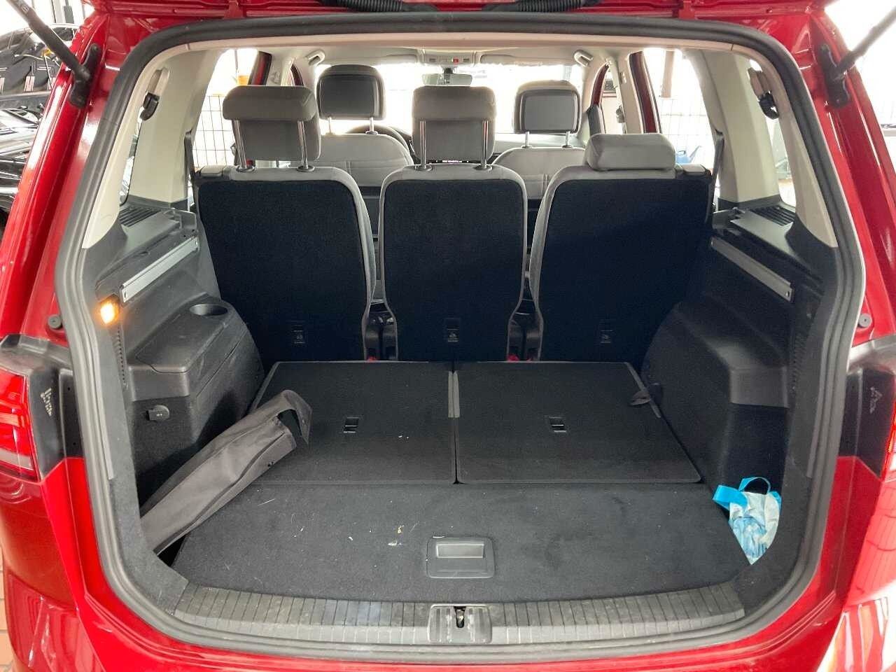 Volkswagen Touran 2022 г. Красный, пробег 28551 км