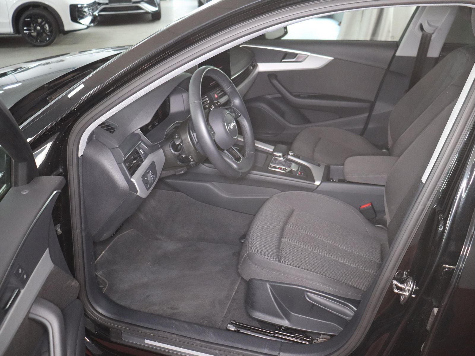 Audi A4 2022 г. Чёрный, пробег 29902 км