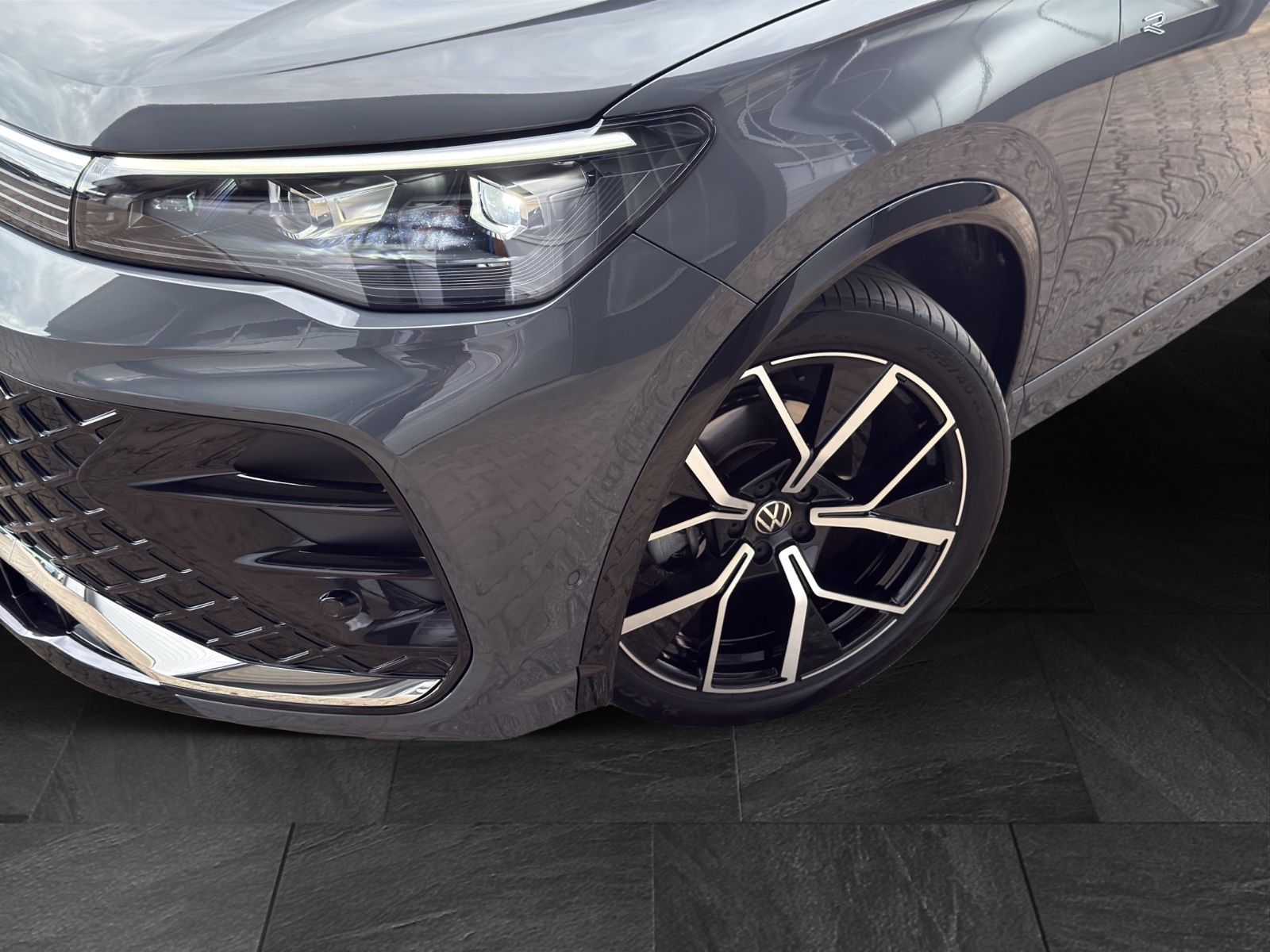 Volkswagen Tiguan 2025 г. Серый, пробег 43000 км